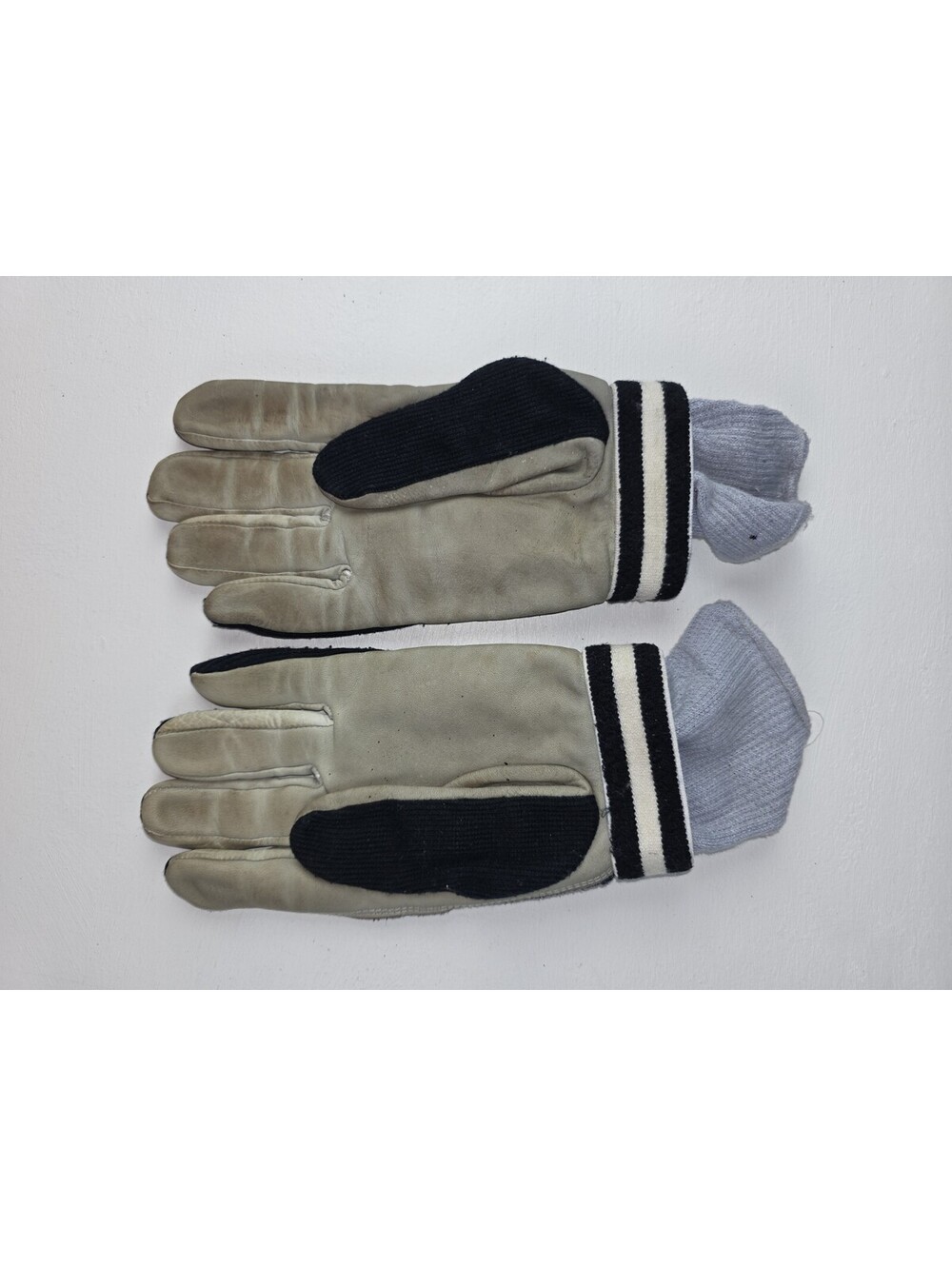 2 Pair Vintage Used Neumann Men's Large Receiver Football Gloves Cowhide - Picture 6 of 8